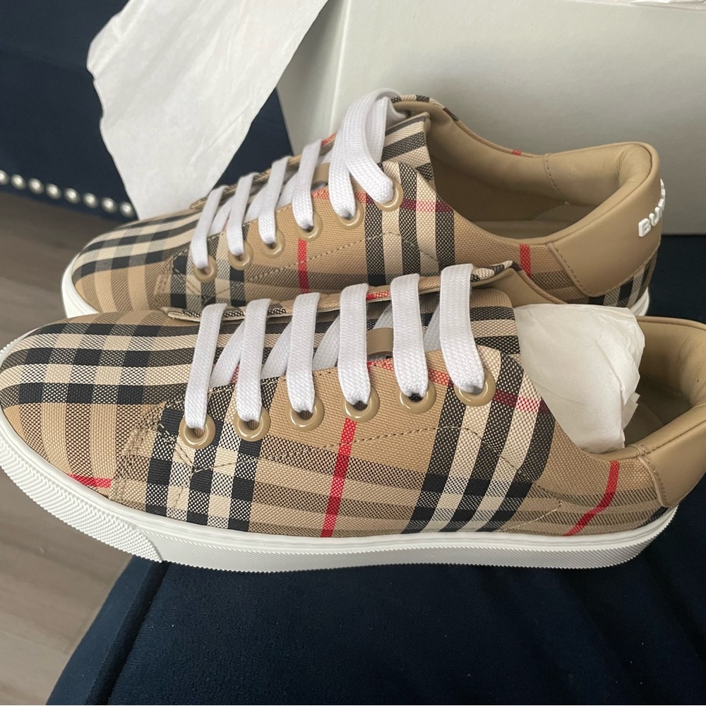 Burberry Shoe Box - Picture 5 of 7